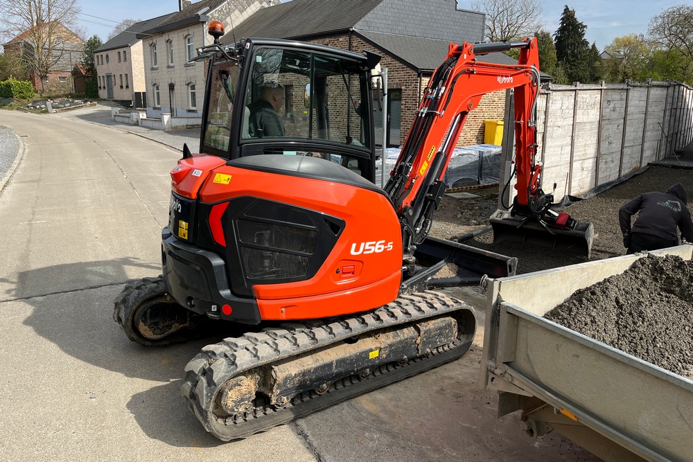 La Kubota U56-5 se distingue par sa polyvalence, étant utilisée aussi bien pour des travaux d’aménagements extérieurs que de terrassement.