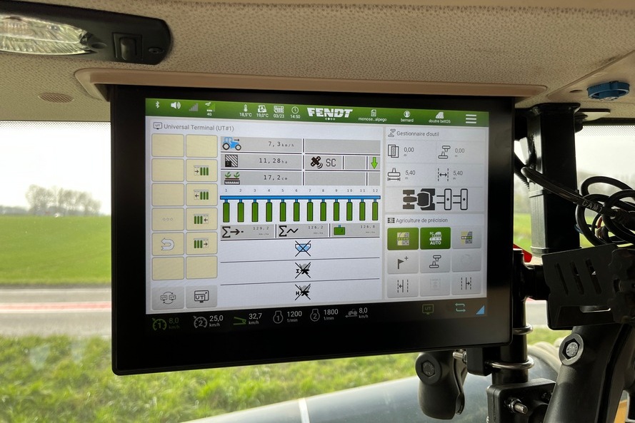 Bernard Entreprise Agricole utilise le terminal du tracteur pour commander le semoir Isobus Monosem Monoshox.