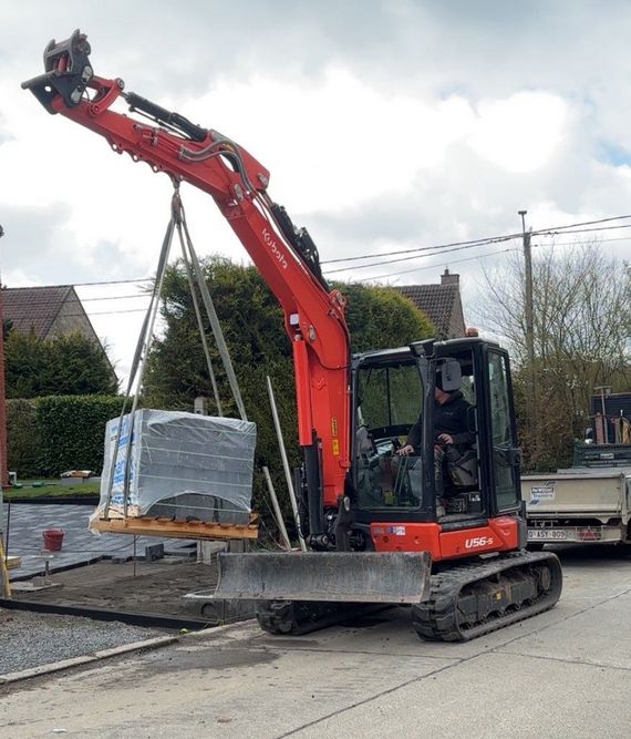 La machine est notamment équipée d’un crochet sur l'attache ainsi que d’une latte de levage sur le balancier.