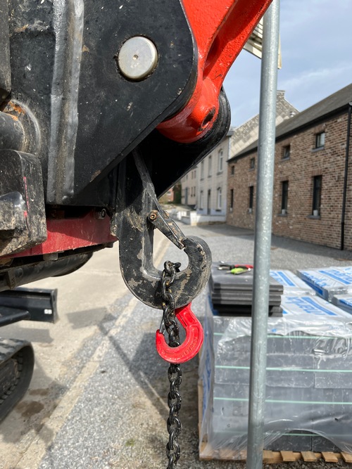 La machine est notamment équipée d’un crochet sur l'attache ainsi que d’une latte de levage sur le balancier.