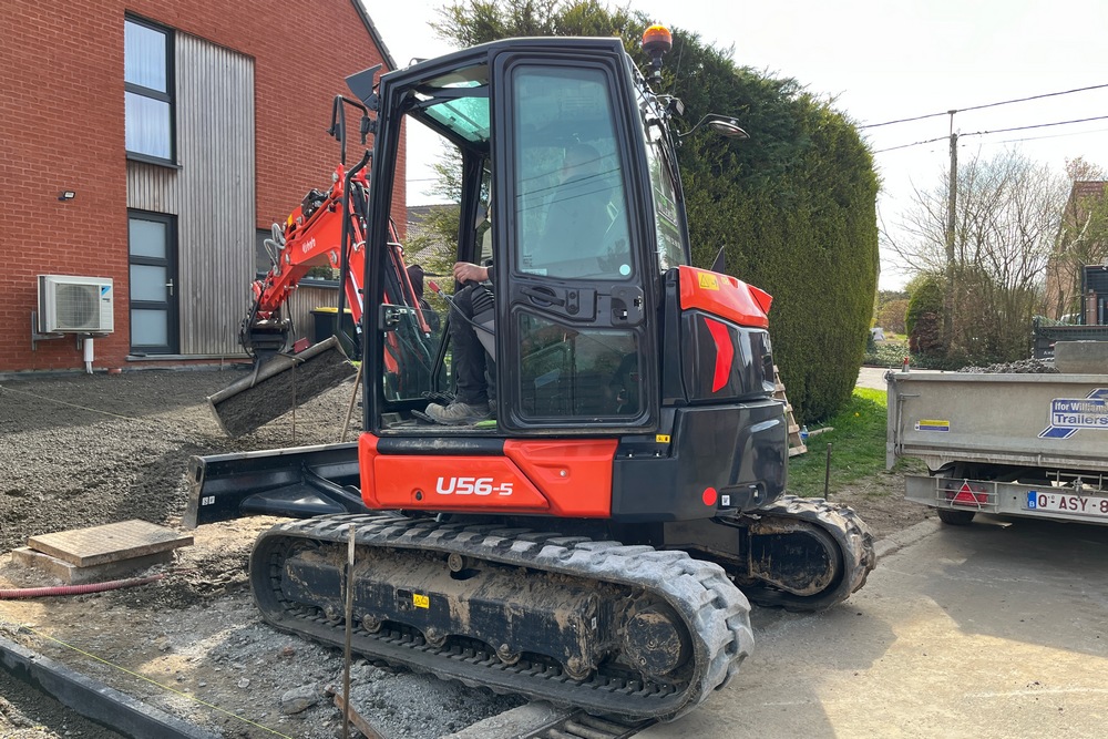 Tom Willems doit souvent travailler sur des chantiers où la place est réduite. Le gabarit compact de sa mini-pelle associé avec la flèche pivotante et le bac inclinable lui permettent de travailler dans des espaces étroits.