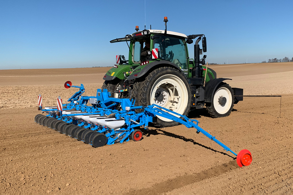 Le Méca V4E est un semoir plus léger qui est conçu pour semer des betteraves et chicorées.