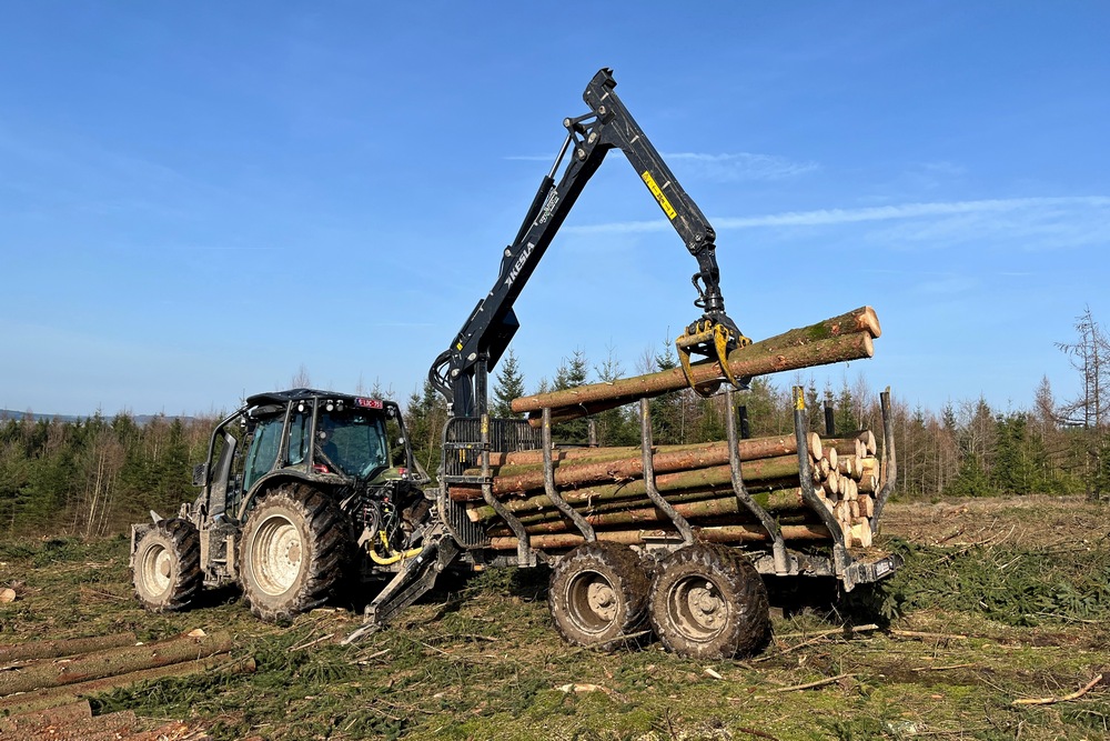 La remorque finlandaise Kesla de Hajo Woodwork est équipée d’une grue 324.