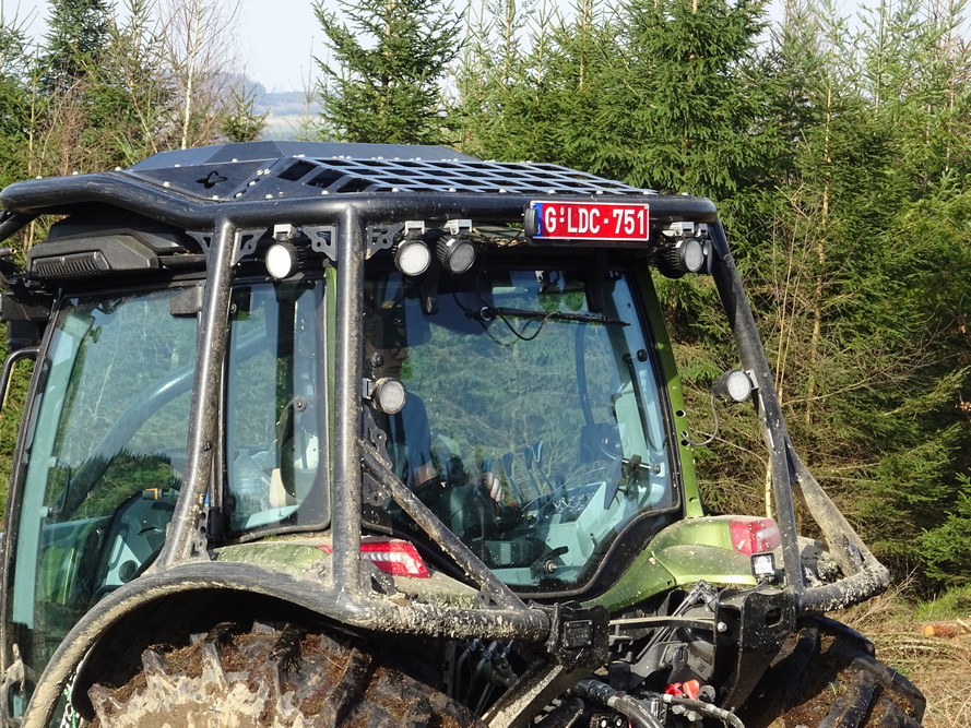 Un blindage complet Pro Jernač a été monté pour protéger le Valtra N175 ainsi que son conducteur.