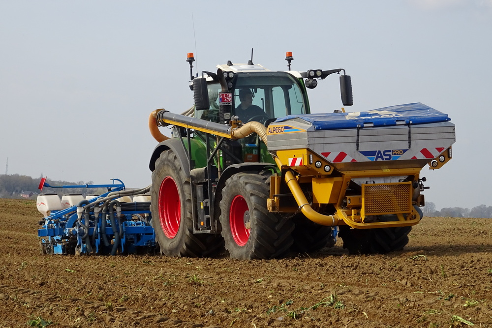 La trémie frontale Alpego AsPro permet d’équilibrer le poids de l’ensemble.