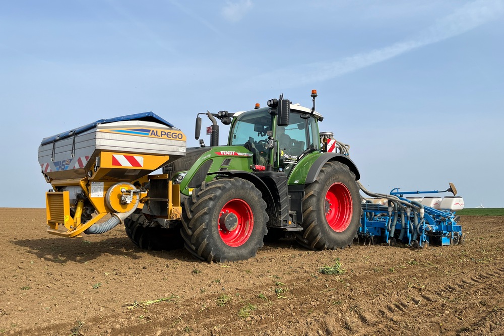 Le Fendt 724 est monté sur des pneus larges gonflés à basse pression pour limiter les tassements de sol.
