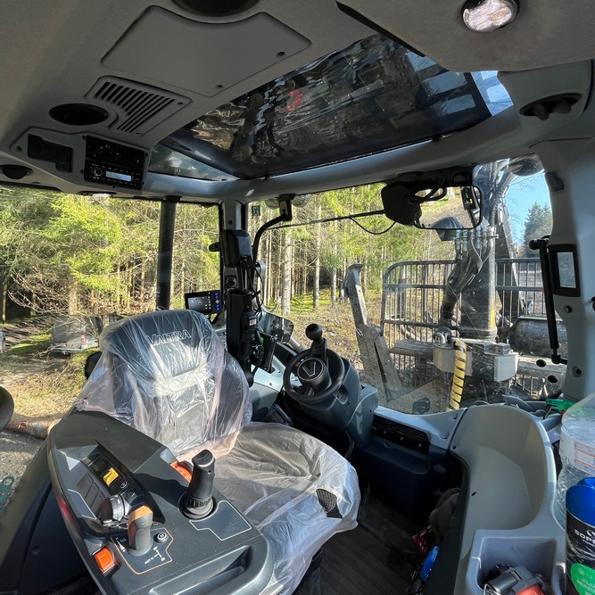 Le poste inversé ainsi que le toit vitré Skyview permettent à Steven Flusin d’avoir une bonne visibilité sur la grue ainsi que sur la remorque.