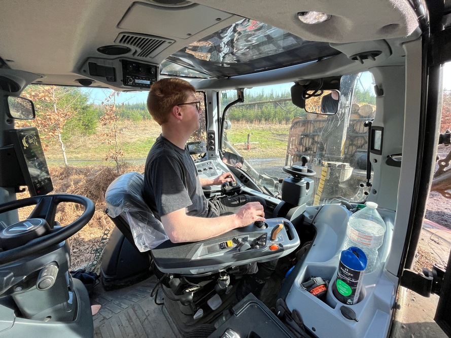 Le poste inversé ainsi que le toit vitré Skyview permettent à Steven Flusin d’avoir une bonne visibilité sur la grue ainsi que sur la remorque.