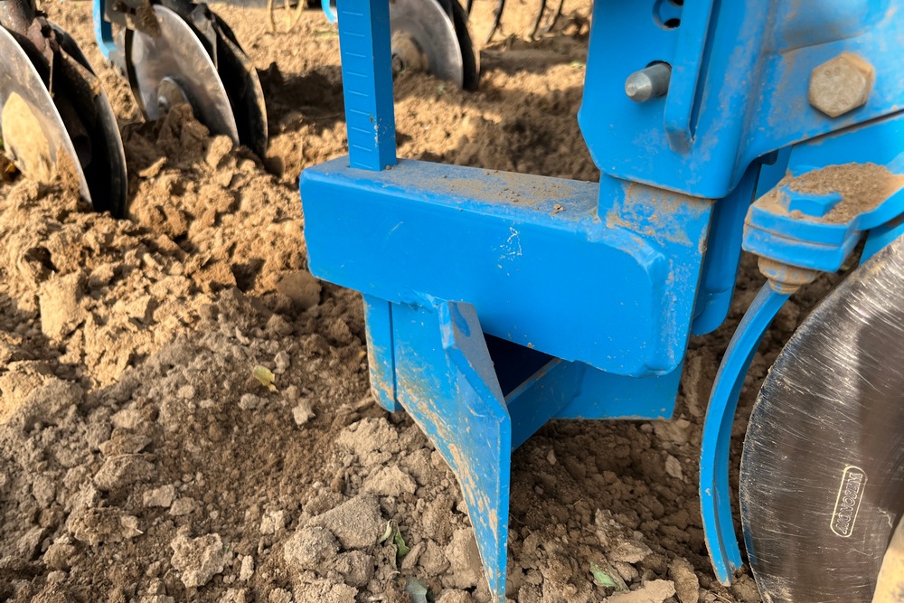 La machine est notamment dotée de chasses-résidus et de disques d’ouverture.