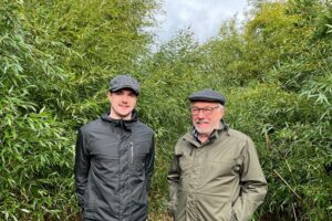 Félicien Pastur de BambooImpact et Jan Oprins de BambooLogic devant une parcelle de bambou.