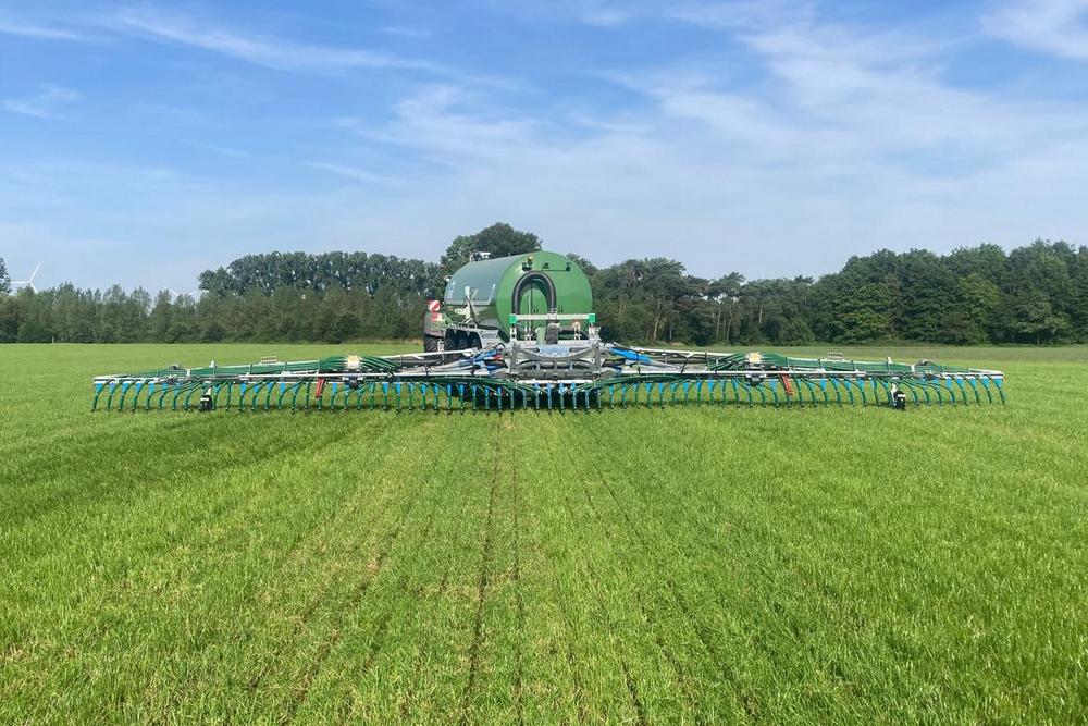 Herman Van Thillo au travail en marche en crabe : « Après trois jours, il n’y a plus de traces. »