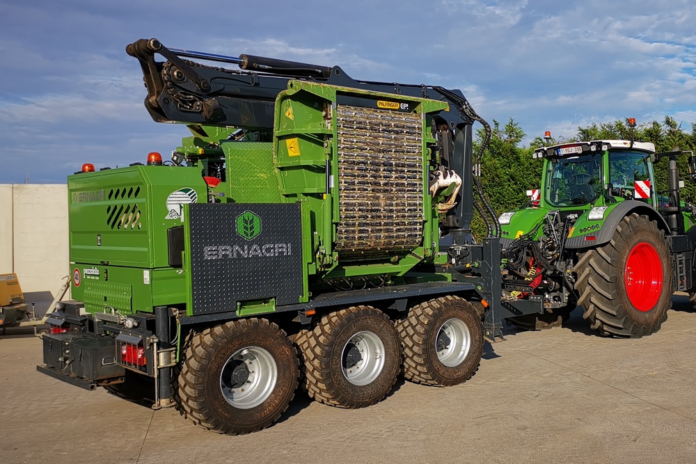 3. Une tôle de protection verticale a aussi été placée à côté de la table. Elle facilite le guidage des bois vers le broyeur.