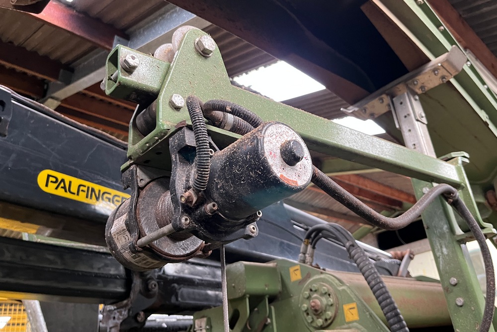 9. Un treuil monté sur le broyeur permet d’inter-changer facilement les grilles qui permettent d’adapter le calibre des plaquettes.