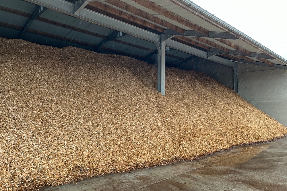 4. Les plaquettes à usage domestique sont stockées après broyage à l’air libre, ce qui permet de faire diminuer leur teneur en eau sous la barre des 30 %.