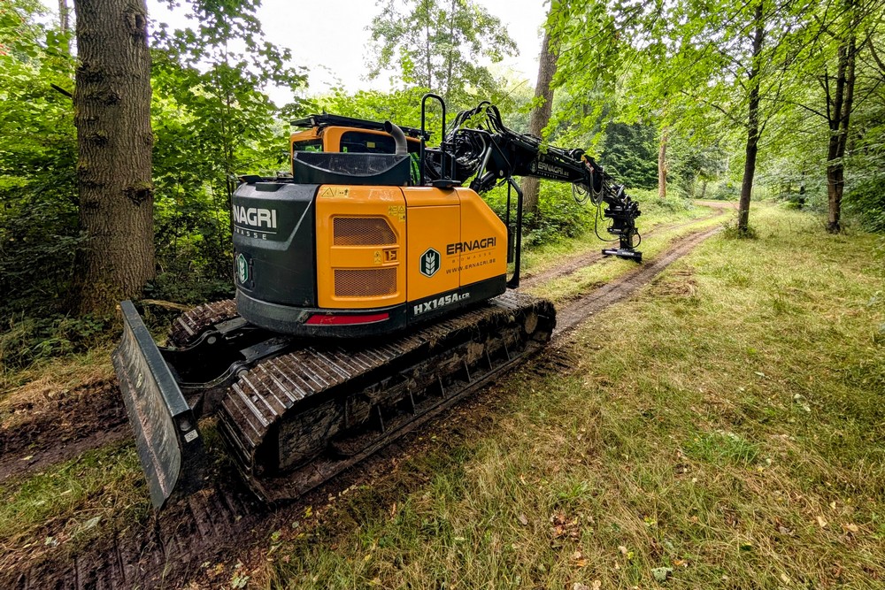 10. Récemment, une grue Hyundai 15 T compacte a rejoint la flotte de l’entreprise.
