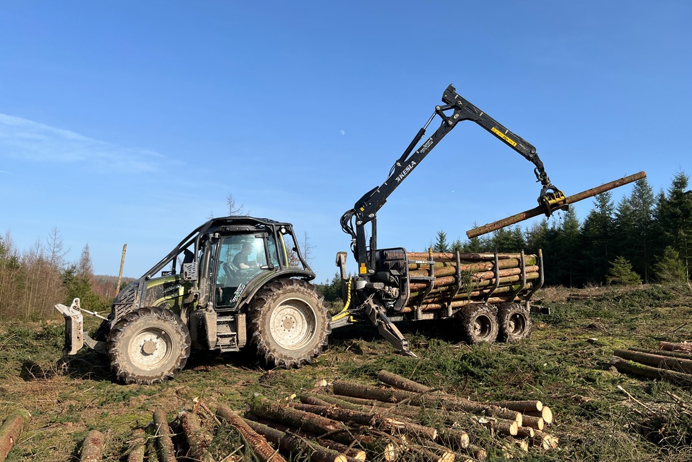 Le Valtra N175 Active avec blindage de protection Projernac provient du concessionnaire Agricotrac ND srl.