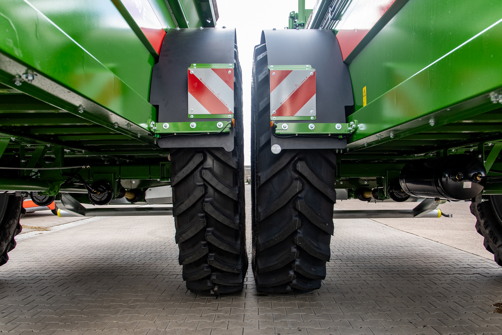 Les deux pneumatiques avec réception européenne par type (CoC) en comparaison : à gauche le VF 480/95 R50, à droite le nouveau VF 520/85 R50.