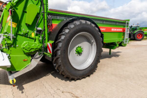 épandeur universel à caisse surbaissée TSW 2140 équipé des nouveaux pneumatiques VF 520/85 R50 Trelleborg TM 150 TL 177 D.