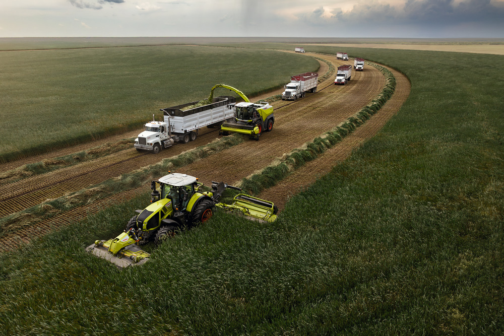 Pour le record du monde, outre la nouvelle Jaguar 1200, une Disco 9700 rc Auto Swather actionnée par un Axion 960 et 30 camions-remorques étaient sur le champ.