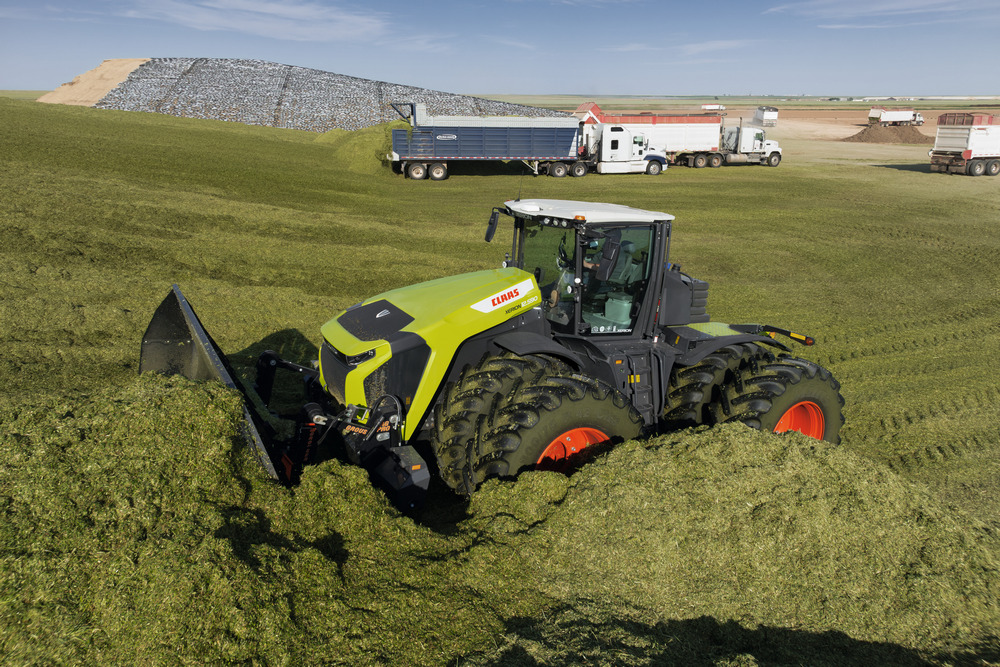 Les 266 camions-remorques ont été pesés au silo avant de transférer leur chargement au XERION 12.590 TRAC pour le pousser et le compacter.