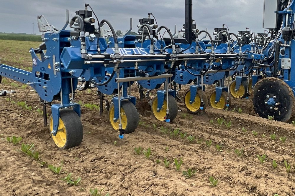 13. Les Metis peuvent être équipées d’un dispositif pour pulvériser dans les routes de cultures. L'avantage de ce système est qu’il permet une réduction des quantités d’intrants appliqués.