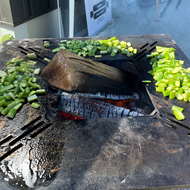 Il est possible d’intégrer les asperges dans de nombreuses recettes et de cuisiner ce légume de différentes manières, comme par exemple au barbecue.