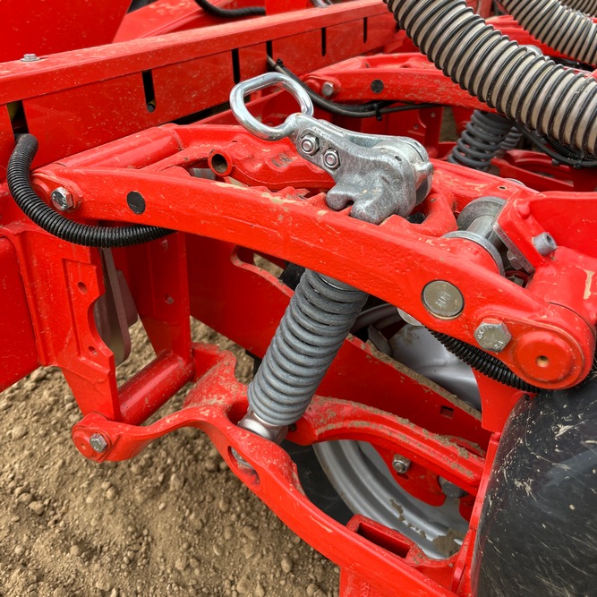 Le semoir a une capacité de terrage de 180 kg, ce qui offre la possibilité de bien plomber les graines.