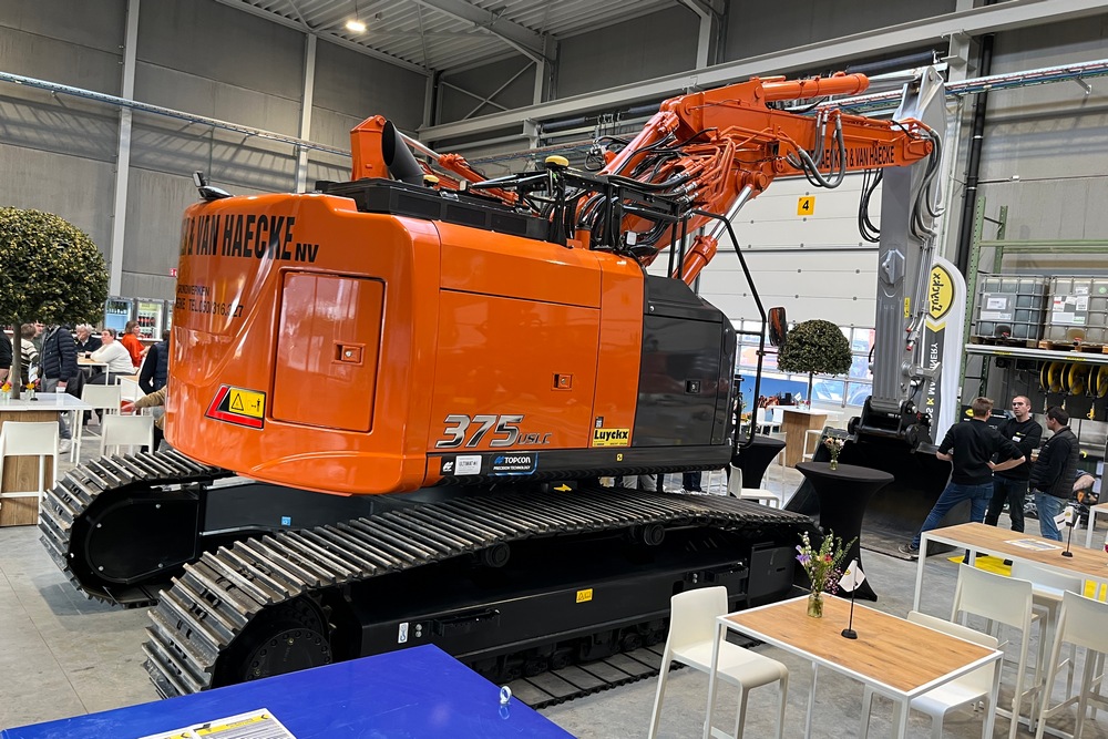 La pelle compacte Hitachi Zaxis 375 USLC est idéale pour les espaces restreints où des opérations de levage intensives sont nécessaires.