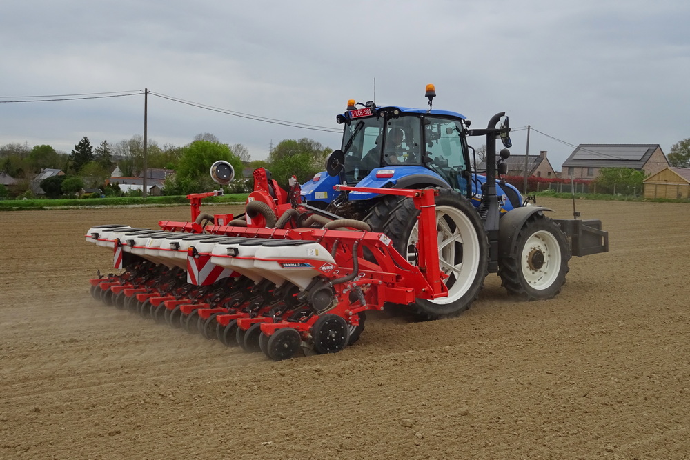 Le semoir polyvalent est utilisé pour implanter des betteraves, des chicorées, du maïs, des haricots, du colza, des navets et du tournesol.