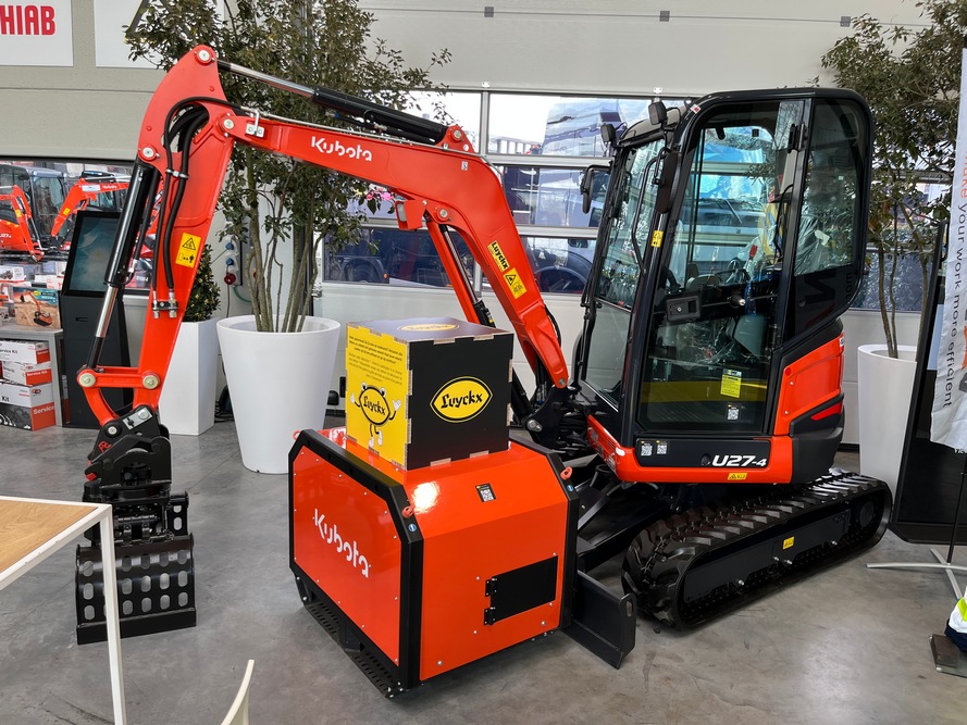 La pelle électrique Kubota U27-4 de 2,5 tonnes offre un faible niveau sonore, ce qui la rend idéale pour les environnements urbains et les applications intérieures.