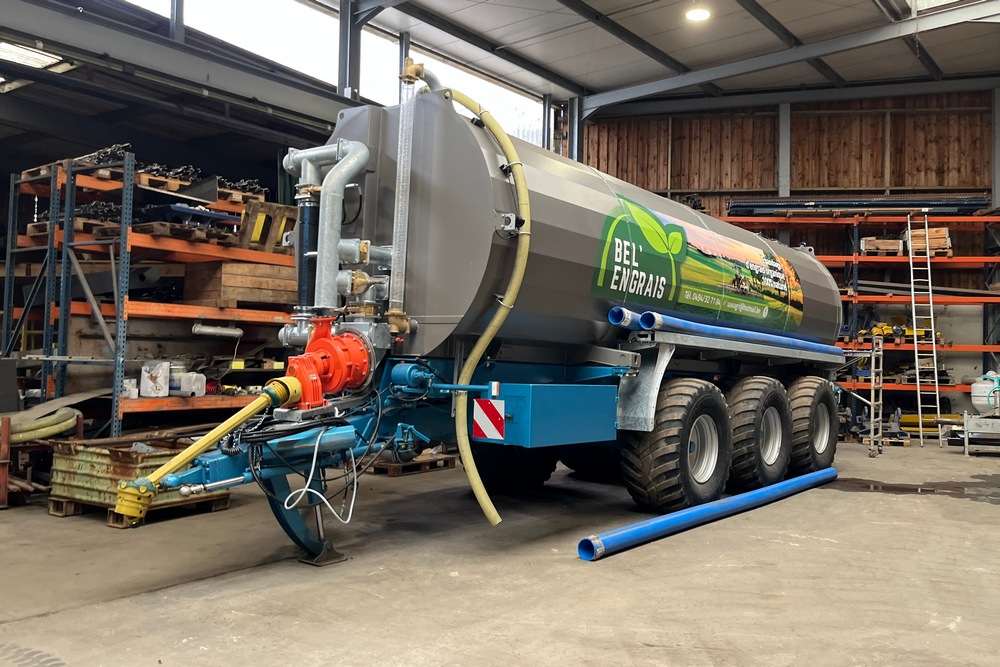 Les cuves de forme polygonale utilisées pour transporter les effluents sont construites par Warzée sa.