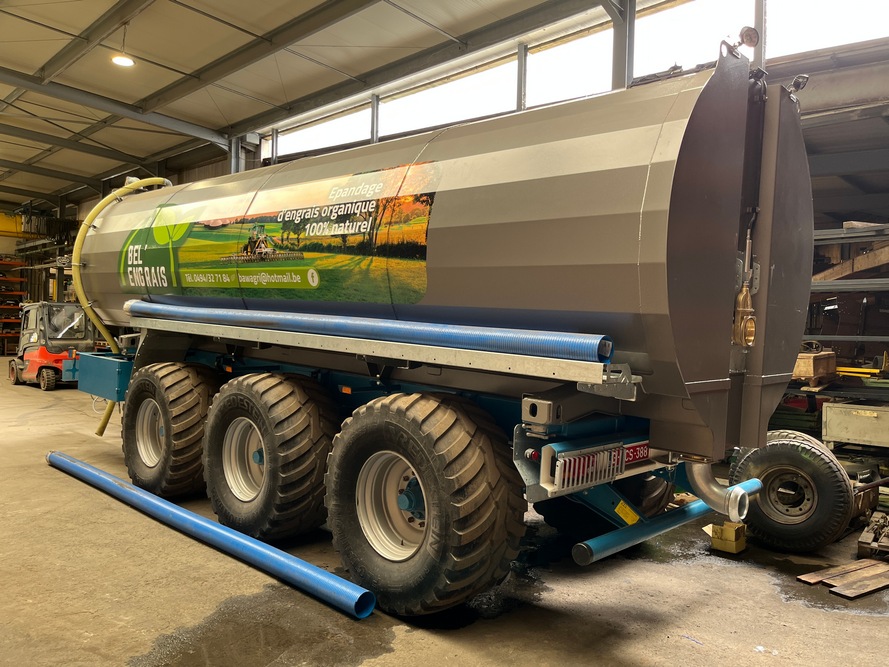 Les cuves de forme polygonale utilisées pour transporter les effluents sont construites par Warzée sa.