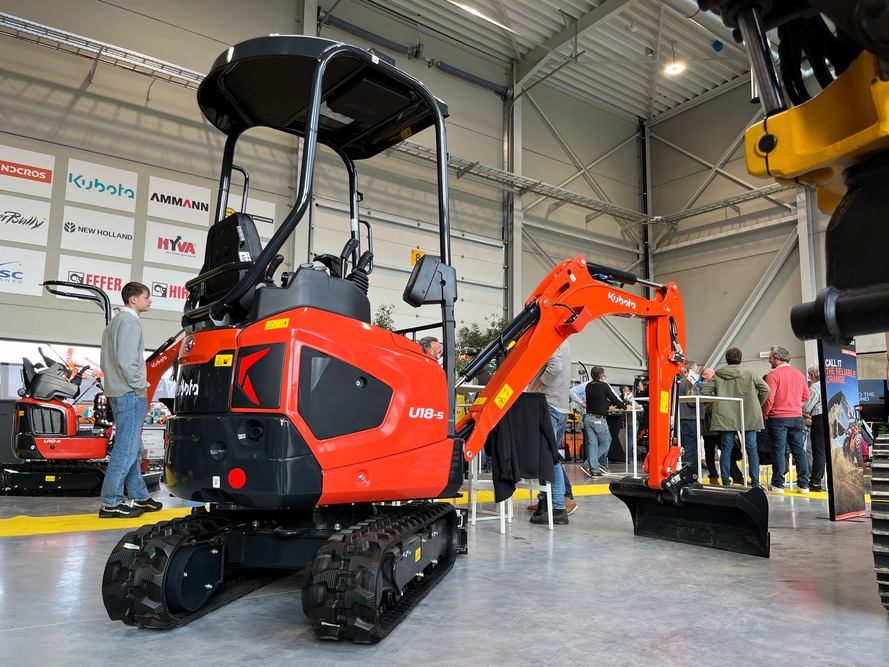 La nouvelle mini-pelle Kubota U18-5 est dotée d’un rayon de rotation zéro déport.