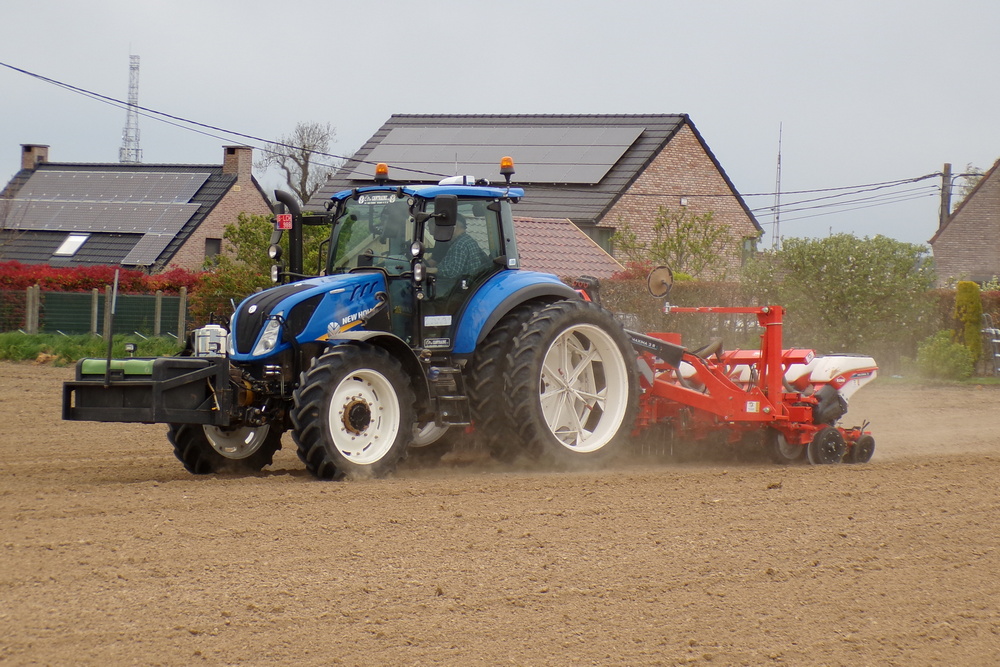 Le New Holland T5.120 est équipé d’un système d'autoguidage RTK hydraulique Raven