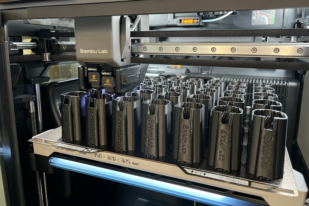 8. Les supports des SprayLed sont imprimés en 3D.