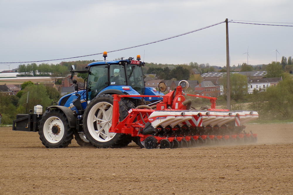 Le Maxima 3e de Dubois Agri est une version 12 rangs avec un écartement de 45 cm.