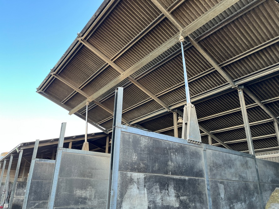 Le toit au-dessus de l’hangar de stockage est relevable. Deux vérins télescopiques permettent de lever la moitié de la toiture.