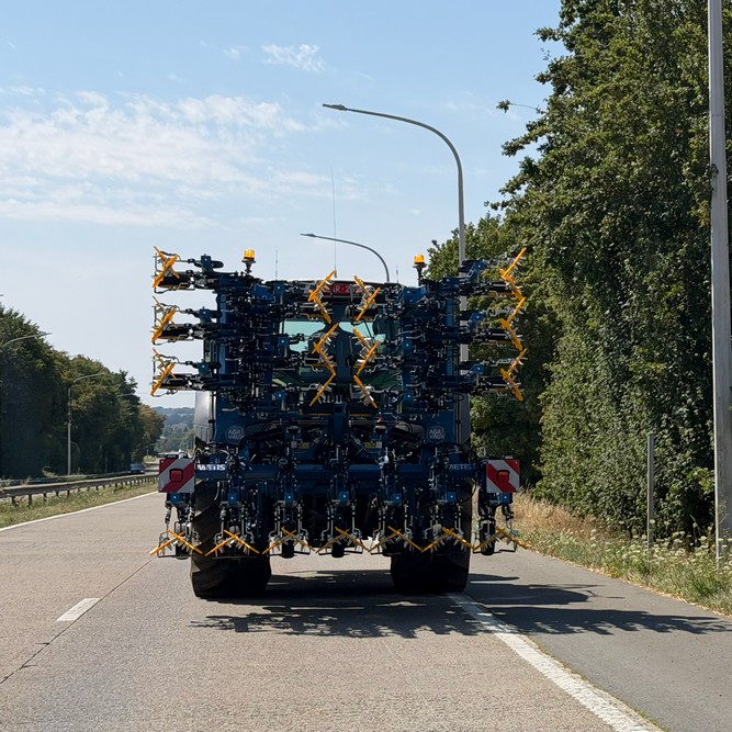 Lors des déplacements routiers, la Metis Vario 12/18 rangs a un encombrement réduit.