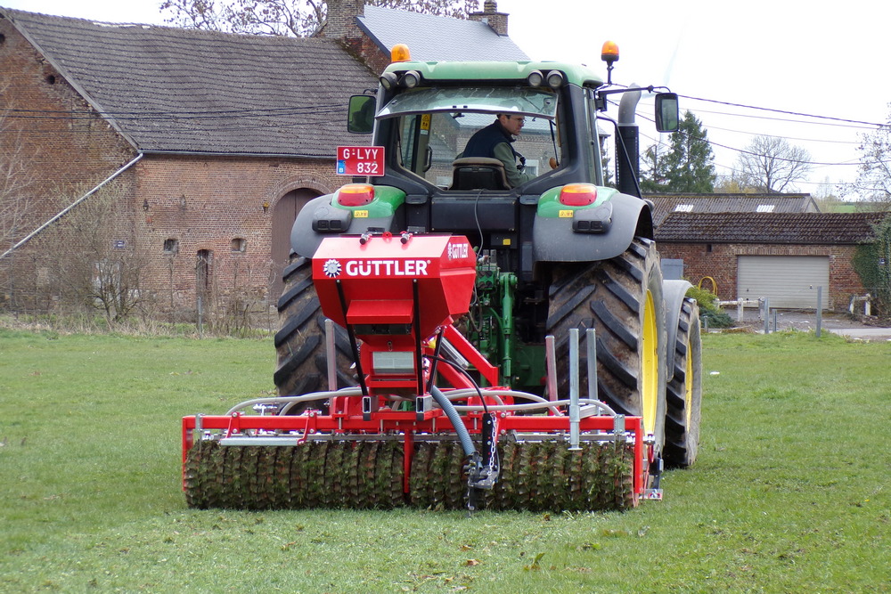 Le GreenMaster est un outil 5 en 1 qui nivelle, scarifie, sème, herse et roule.