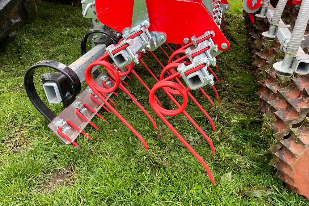 Le Ripperboard et la herse étrille nivellent le sol, tout en offrant un étaupinage, un ébousage et une réparation des dégâts de gibier.