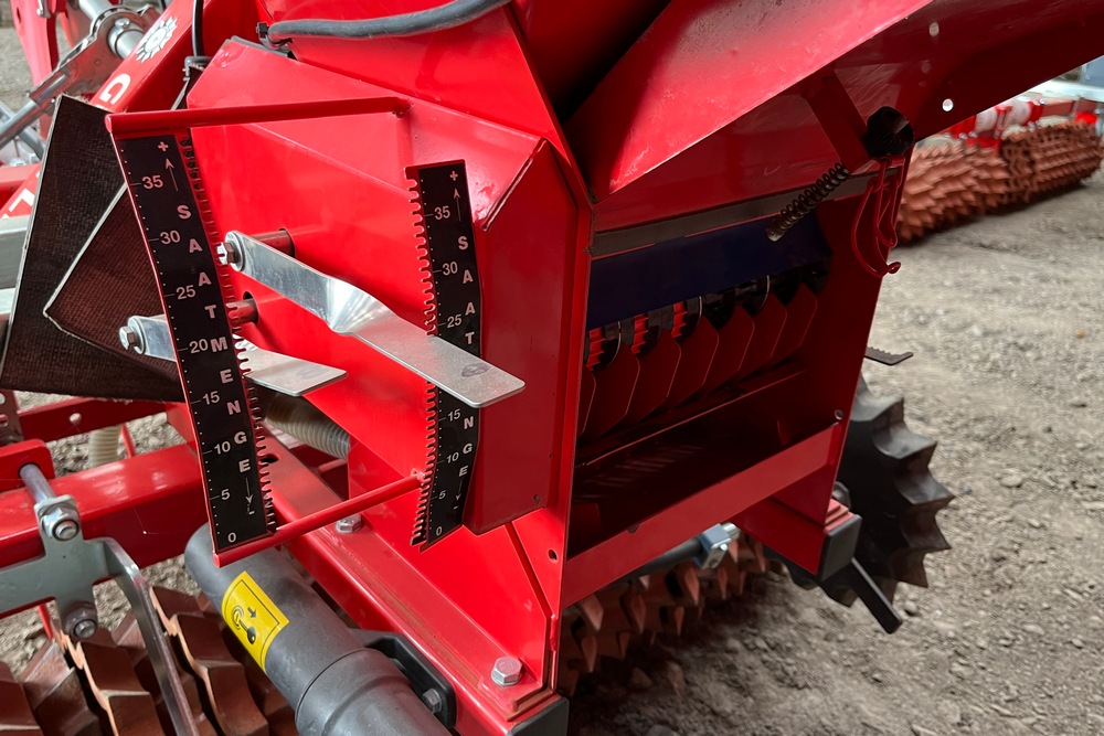 La double trémie permet de semer en même temps deux graines ayant des calibres différents.