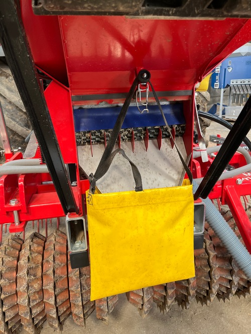 L’étalonnage du semoir est une opération simple qui se réalise en utilisant la balance fournie d’origine avec la machine.