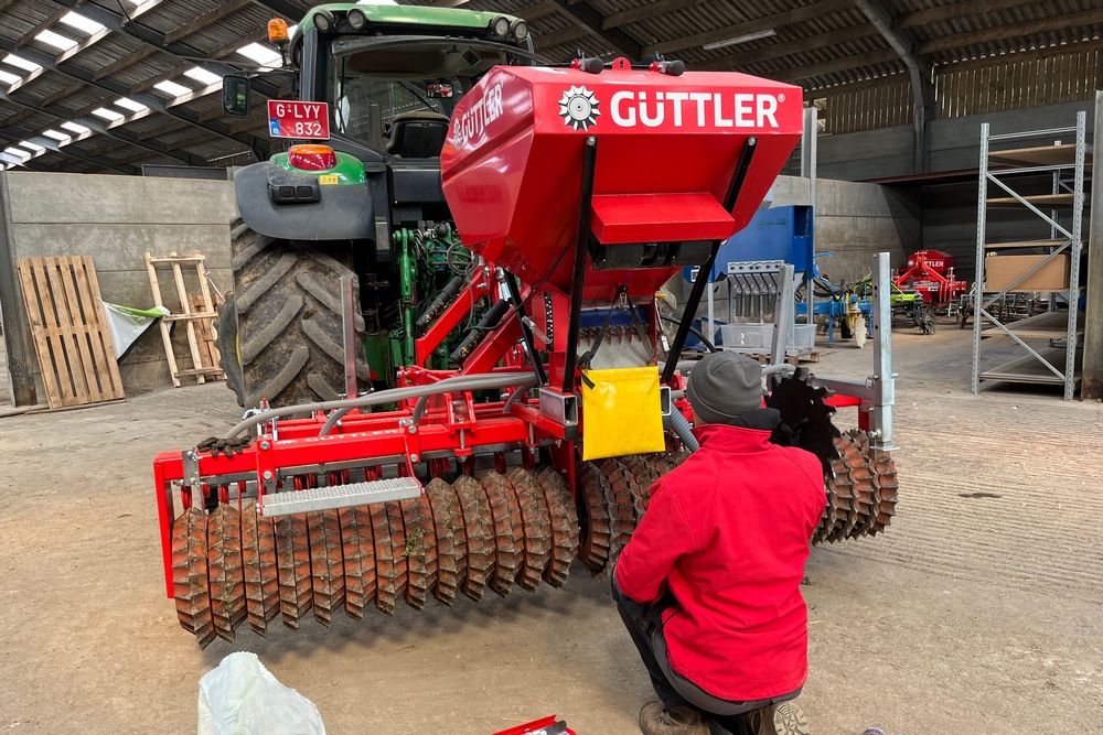 L’étalonnage du semoir est une opération simple qui se réalise en utilisant la balance fournie d’origine avec la machine.