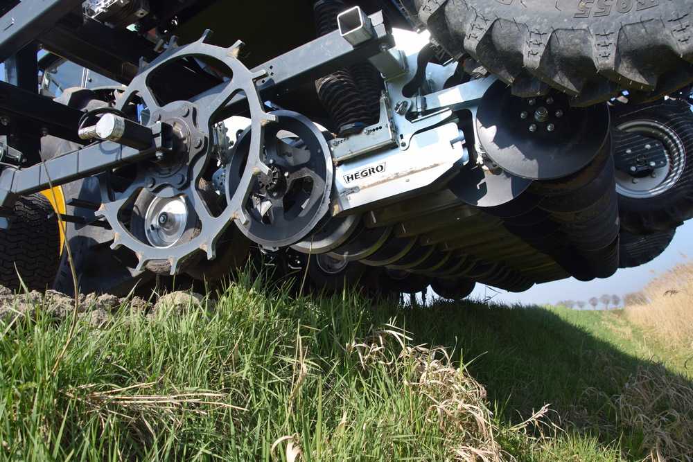 La principale innovation : des doubles disques devant les socs qui forment des sillons.