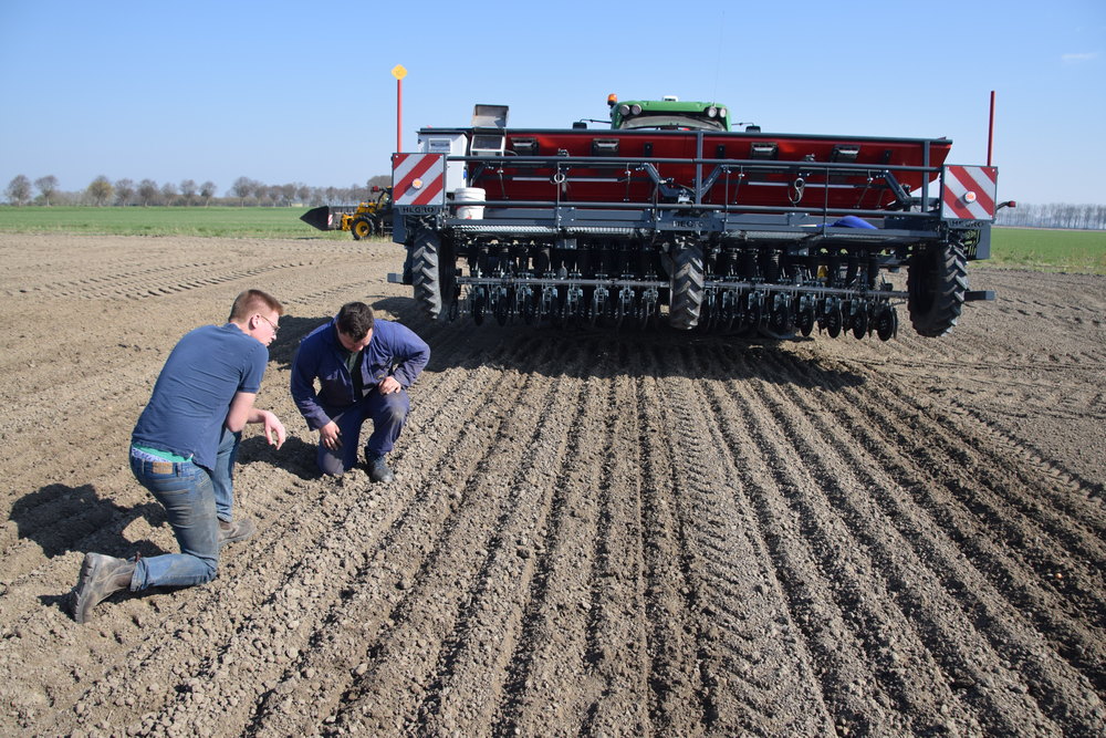 Marco, Brent et Maxim ajustent ensemble les réglages pour obtenir un résultat de plantation parfait.