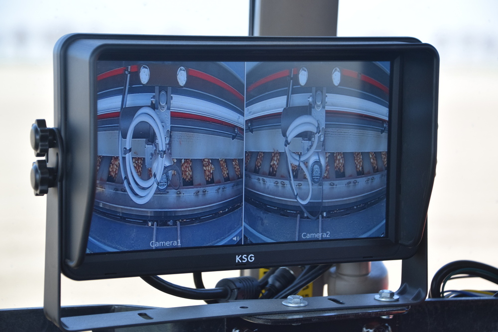 Grâce à deux caméras, le chauffeur a une vue parfaite sur le tapis de transport.