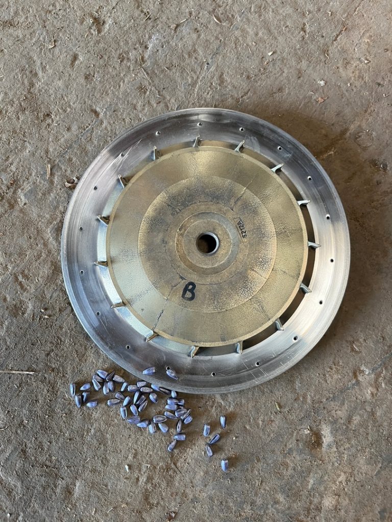 Pour semer des tournesols, l’entreprise a modifié les réglages du sélecteur de graines, des disques et de la profondeur et du recouvrement.