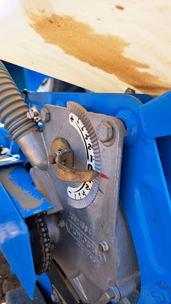 Pour semer des tournesols, l’entreprise a modifié les réglages du sélecteur de graines, des disques et de la profondeur et du recouvrement.