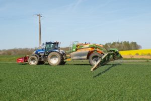 Trois nouveaux pulvérisateurs Amazone UX 4201 Super chez Tasiaux Frères S.R.L