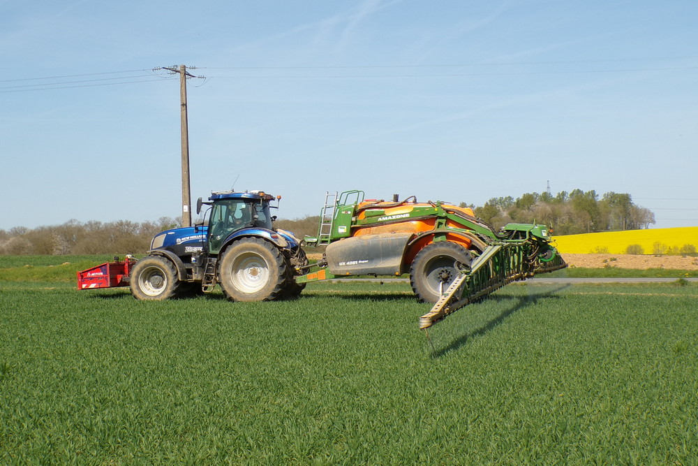 Trois nouveaux pulvérisateurs Amazone UX 4201 Super chez Tasiaux Frères S.R.L